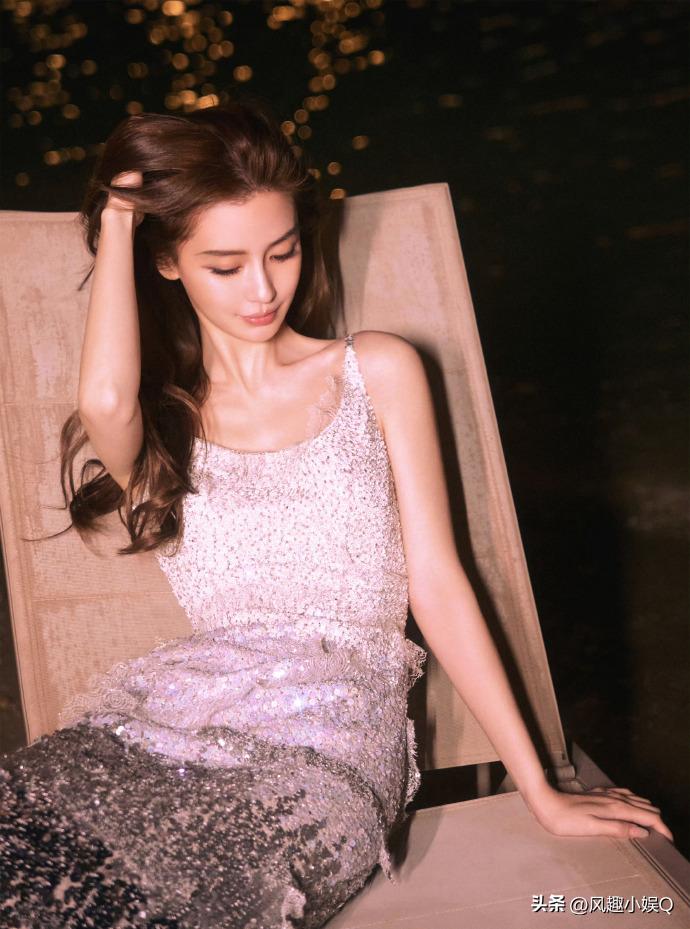 Angelababy 36岁生日照，身穿银白亮片连衣裙，在海边宛如一条美人鱼，依