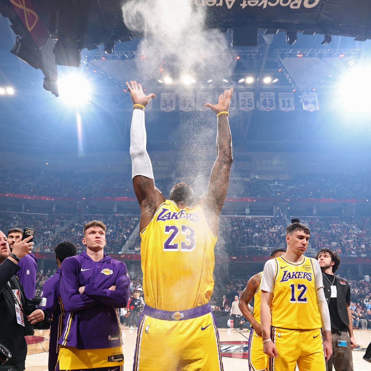 历史得分前十球员及各自的助攻数，老詹的确不是一个得分手。