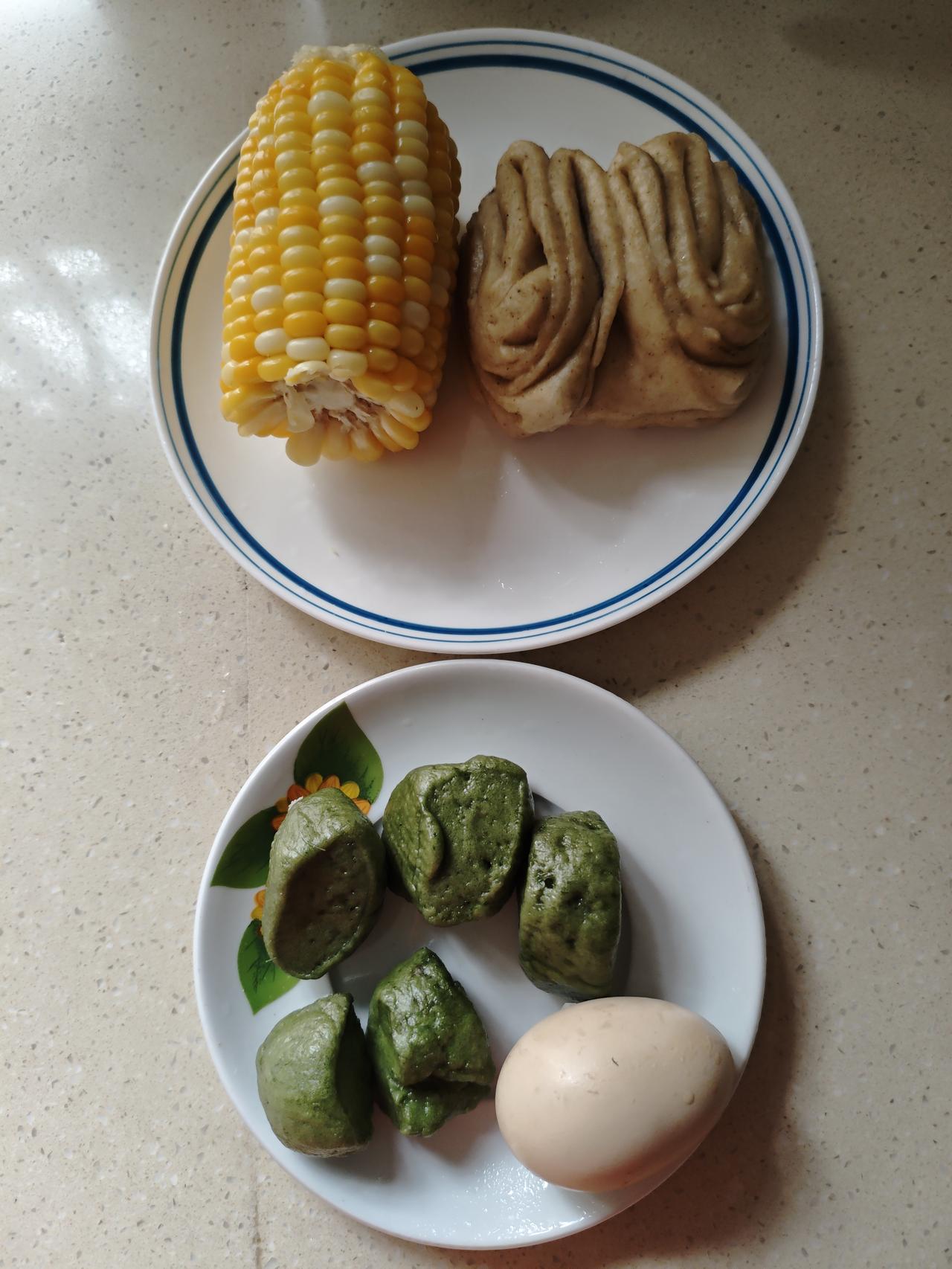 春日三餐打卡今日早餐：清明果，小鸡蛋，玉米，全麦馒头，还有水果菠菜！