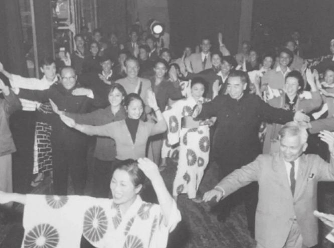 50年代，周总理等领导人正在北京饭店跳舞，周总理正跳得开心，突然就发生了一幕。