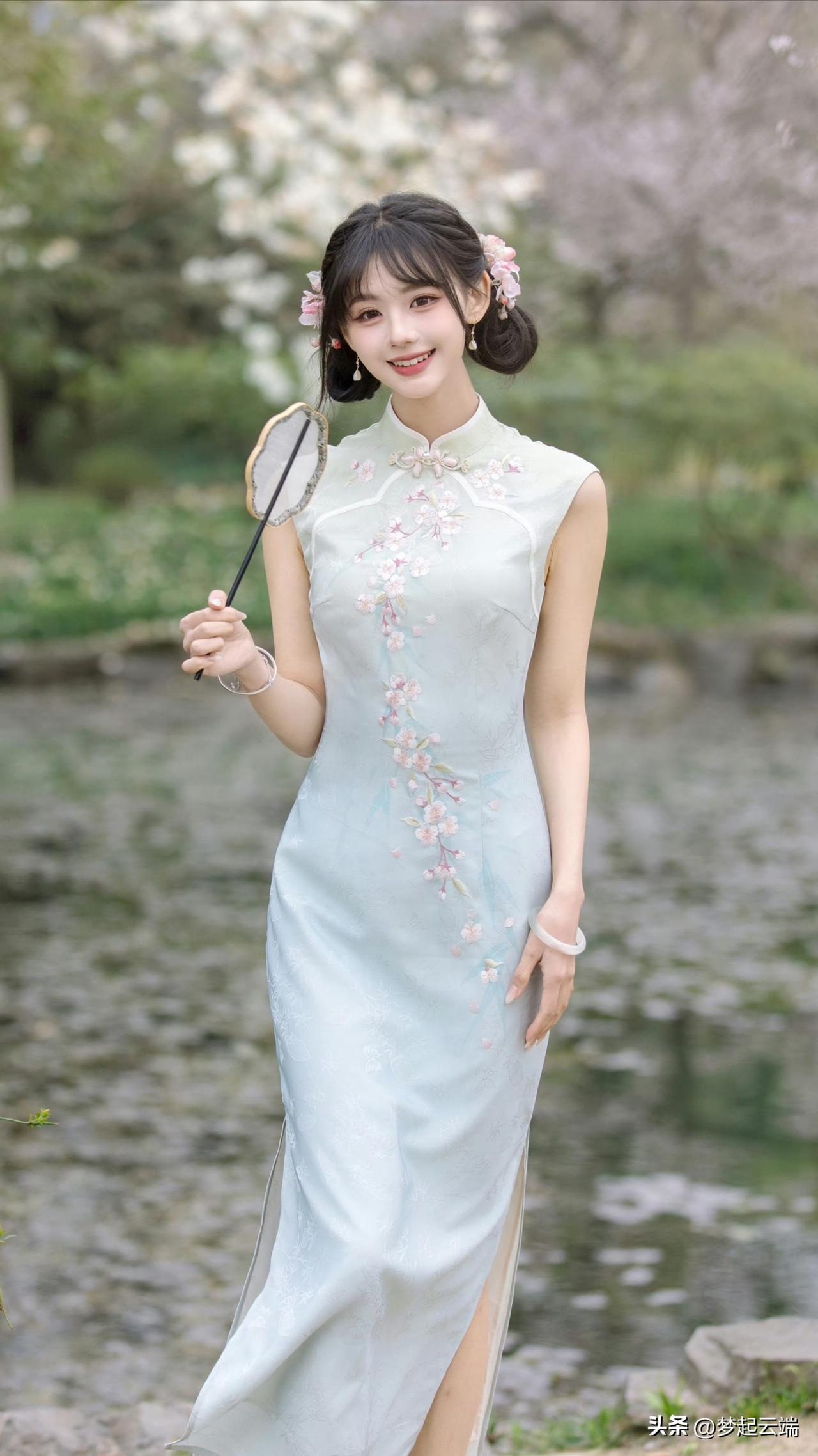 春日赏花，轻纱长裙，古风韵味，镜中人影，笑靥如花。