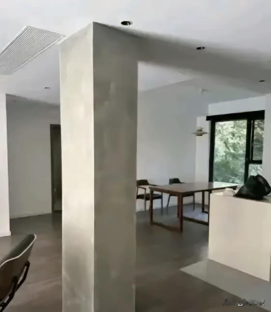 这是我老家的房子大厅，当初买的时候贪便宜，现在问题来了，这根柱子立在客厅中间，不