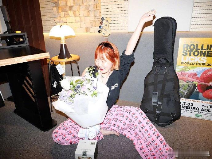 南智贤给4minute成员送花南智贤给4minute成员送花纪念出道16周年 6