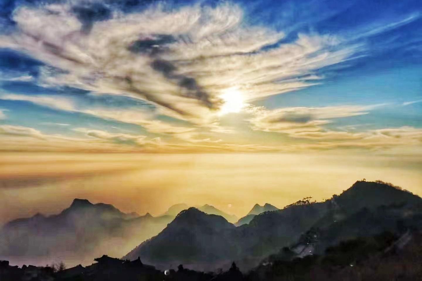 #B太夜爬泰山7000多级台阶2次#说真的，挑山工能吃苦，一级一级台阶挑着百斤重