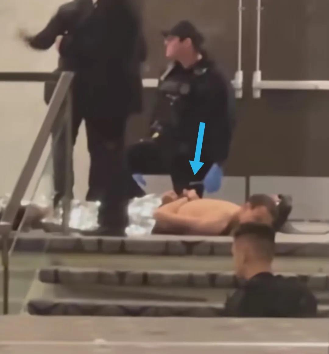 白宫记者会晚宴枪手被抓脱光上衣按倒在地。