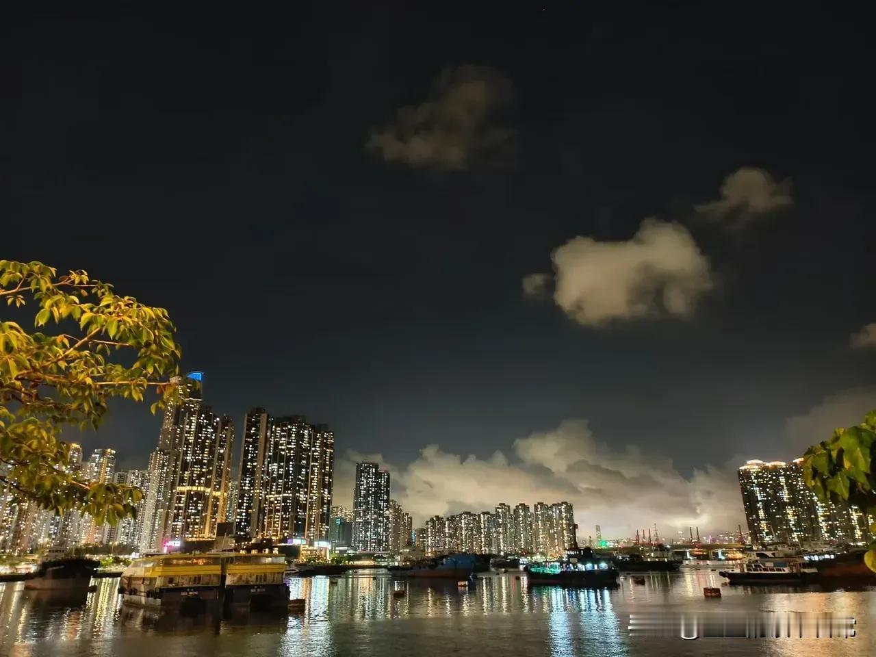 朋友问我：你做自媒体一个月了，挣不少吧？
我说：不到100块。
朋友沉默了一下，