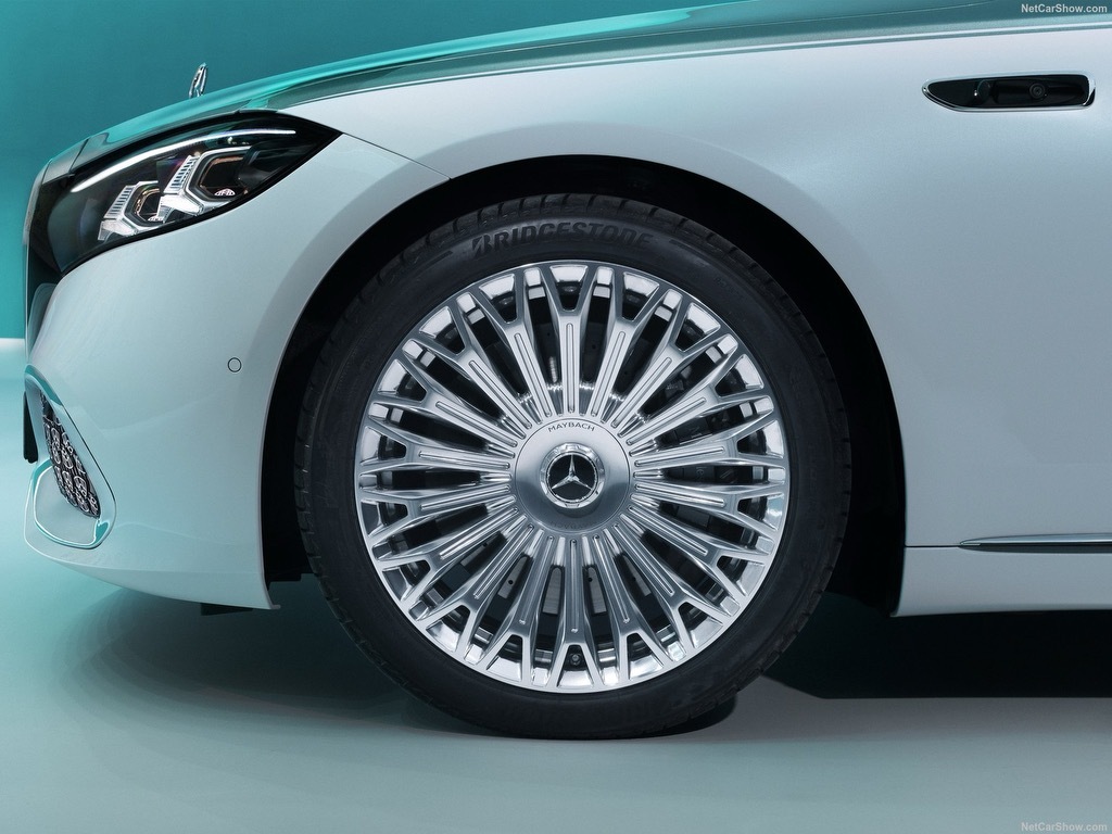 全新梅赛德斯奔驰-迈巴赫往往“雅”的东西都很昂贵白蓝车身➕白内饰会不会更“雅” 