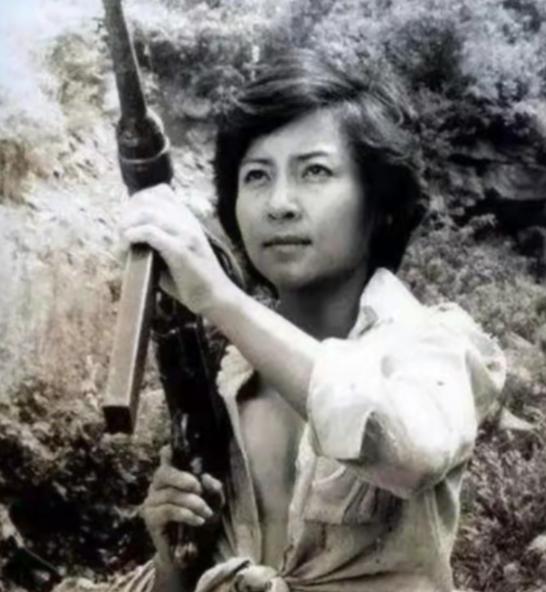 1975年，数百名美军惨死在越南美女特工阮文慧手下，美军悬赏10万未果，不料在中