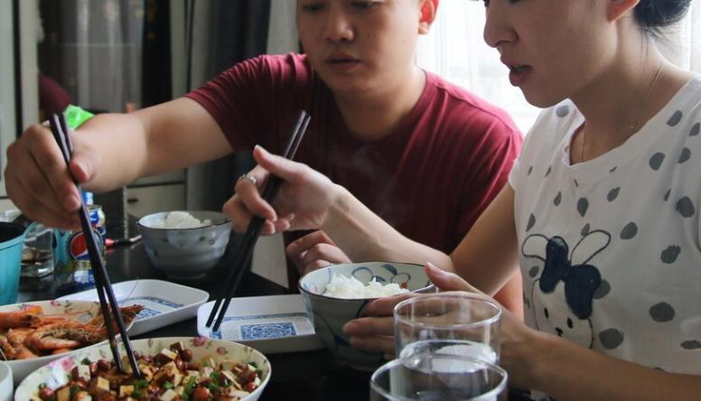 记得去年小年这天，我在表哥家喝酒吃饭，他邀请我出15万入股，跟他一起开烟酒店，说