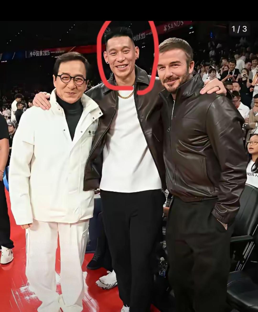 三个男人站在一起，中间的人被圈出来了。站中间的是谁啊？能站他俩中间，一定不简单吧