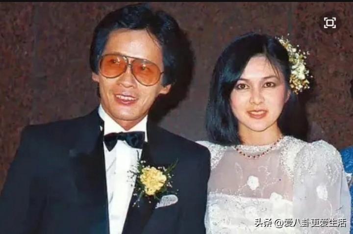 先后有两位大佬曝光了关之琳当年被骗婚的经历。
1982年，王国旌与年仅20岁的演