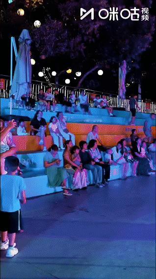 贵州嘉年华来了就走不脱贵州嘉年华快乐不挑人 夏天的快乐当然要和朋友一起凑！约上搭