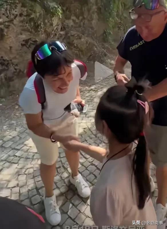 暖心一幕，意大利游客中国丢手机，结局太治愈

这两天看到个特别正能量的新闻。两位