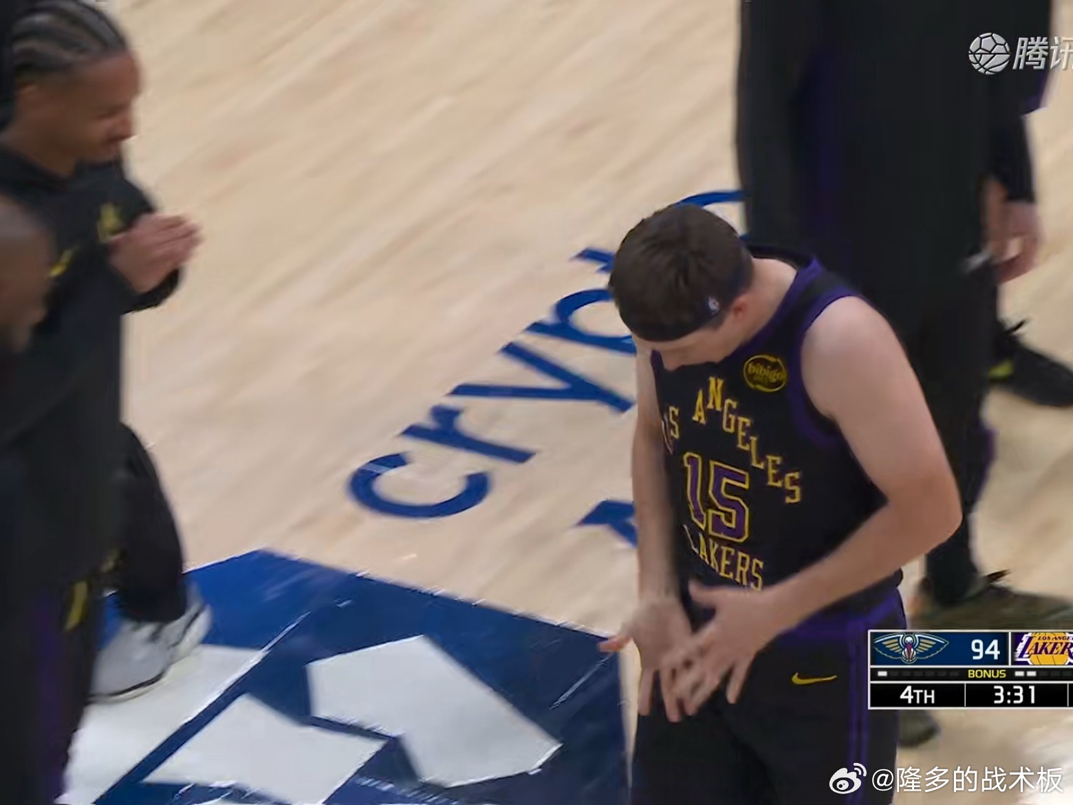 里夫斯手受伤了！刚才切球的时候鹈鹕vs湖人