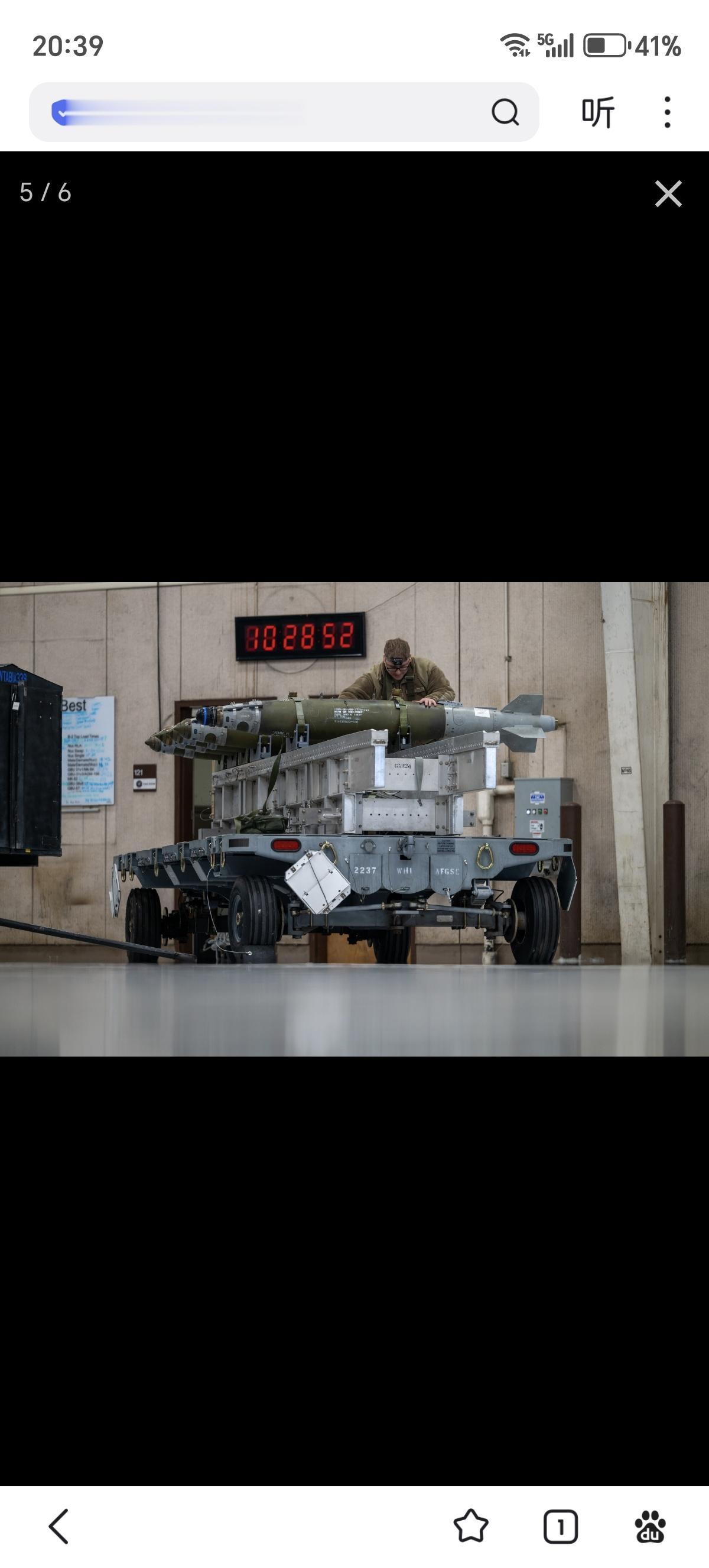 MD二等人怀特曼空军基地的训练模拟器，用于进行B-2轰炸机炸弹装填训练