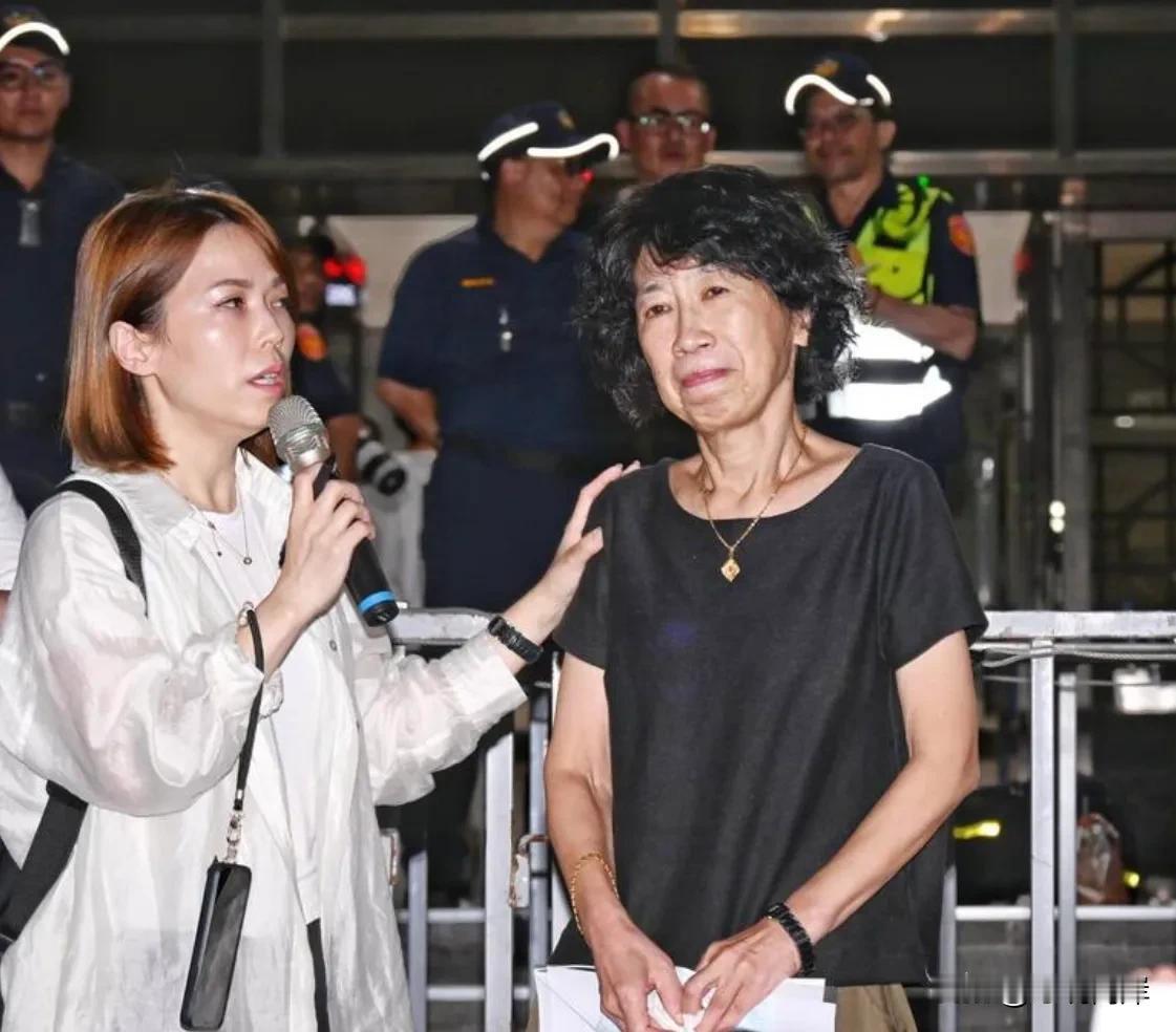 柯文哲的妻子陈佩琪昨晚到北检外向支持者致意，否认媒体爆料的不明金流，强调每一笔钱