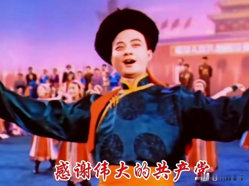 著名歌唱家胡松华年轻时创作了歌曲《赞歌》并在大型音乐舞蹈史诗《东方红》中演出从而