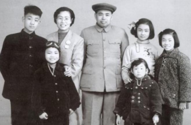 1985年，开国上将许世友刚下葬，61岁的夫人田普转身就带着行李去了北京。儿子许