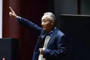 一次，华中师大戴建业教授正在讲课，底下一名女大学生突然提问道："教授，李白一辈子