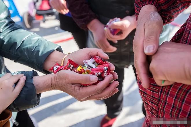 河南，一大妈见人在宾馆门口发喜烟、喜糖便上前去抢，怎料抢到喜烟、喜糖后离开时，转