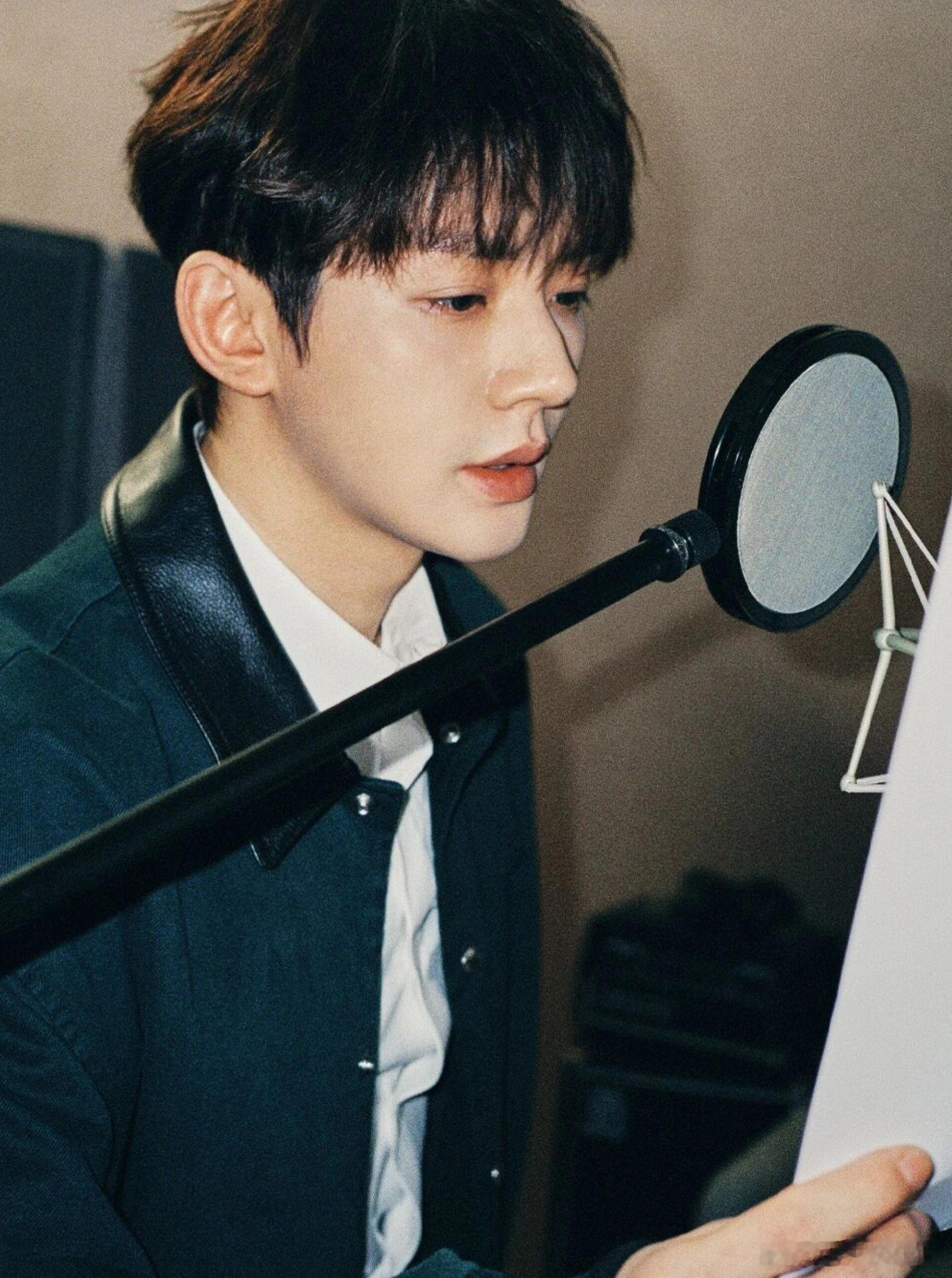 邓为表现力太惊喜了，这套好有人夫感。。。 