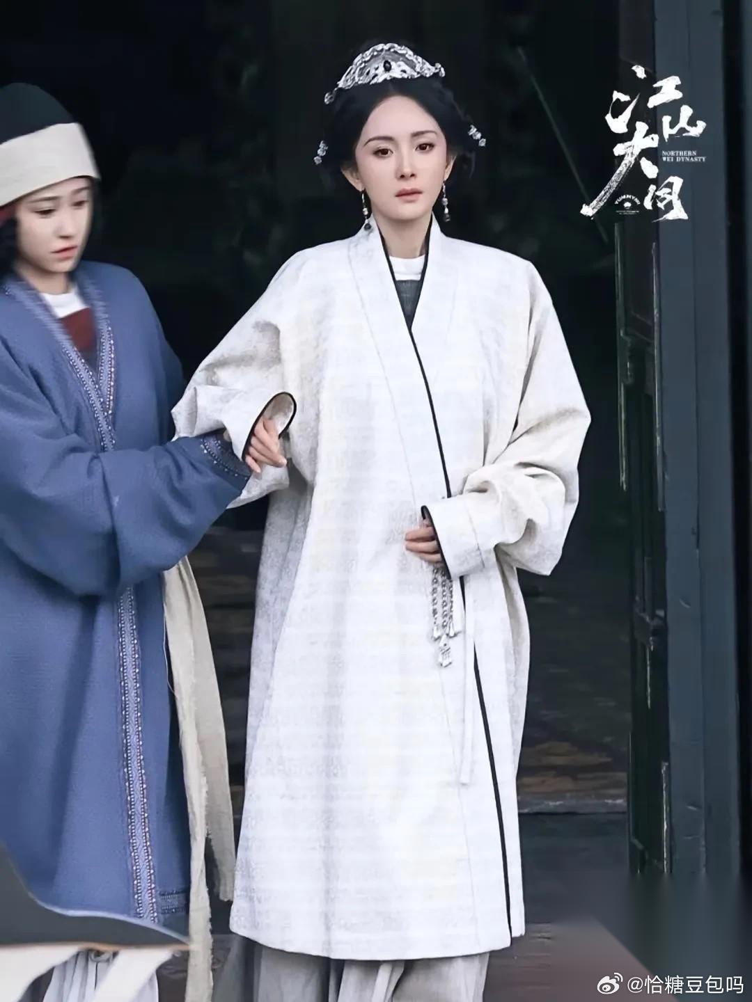 杨幂新剧《江山大同》仅几张剧照就把“破碎感”拉满了，很有看头的感觉。 这部是广电