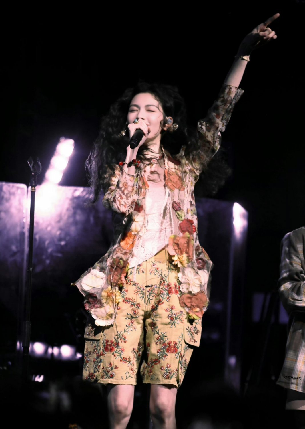 钟楚曦再唱滥俗的歌钟楚曦真唱上livehouse了 原以为滥俗的歌很难出彩，可钟