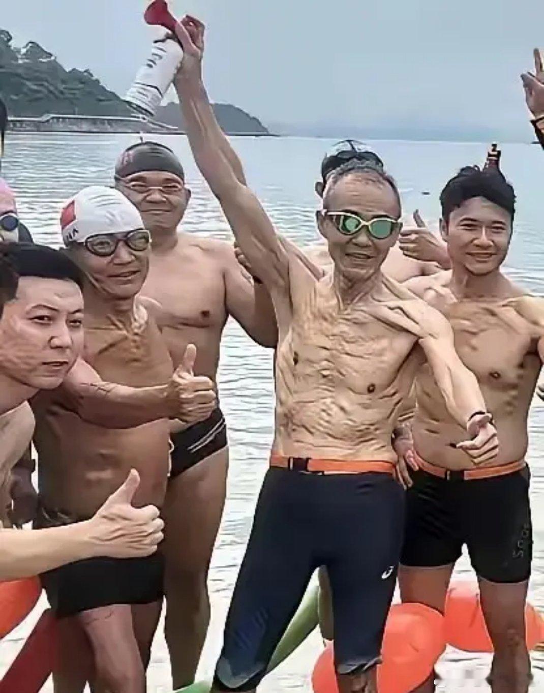 76岁的老王在深圳大梅沙亮相，这精气神真棒，甩同龄人好几条街 