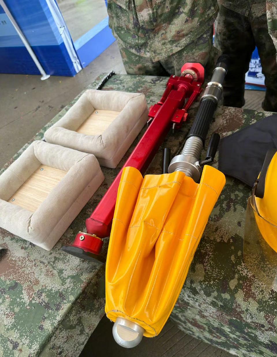 人民海军成立77周年上！中国海军俄制956EM型驱逐舰“泰州舰”（舷号138）上