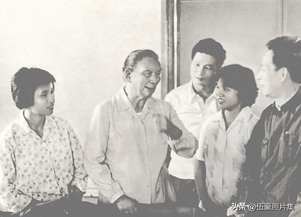 1982年9月中国共产党第十二次全国代表大会期间，曾出席党的第八次全国代表大会的