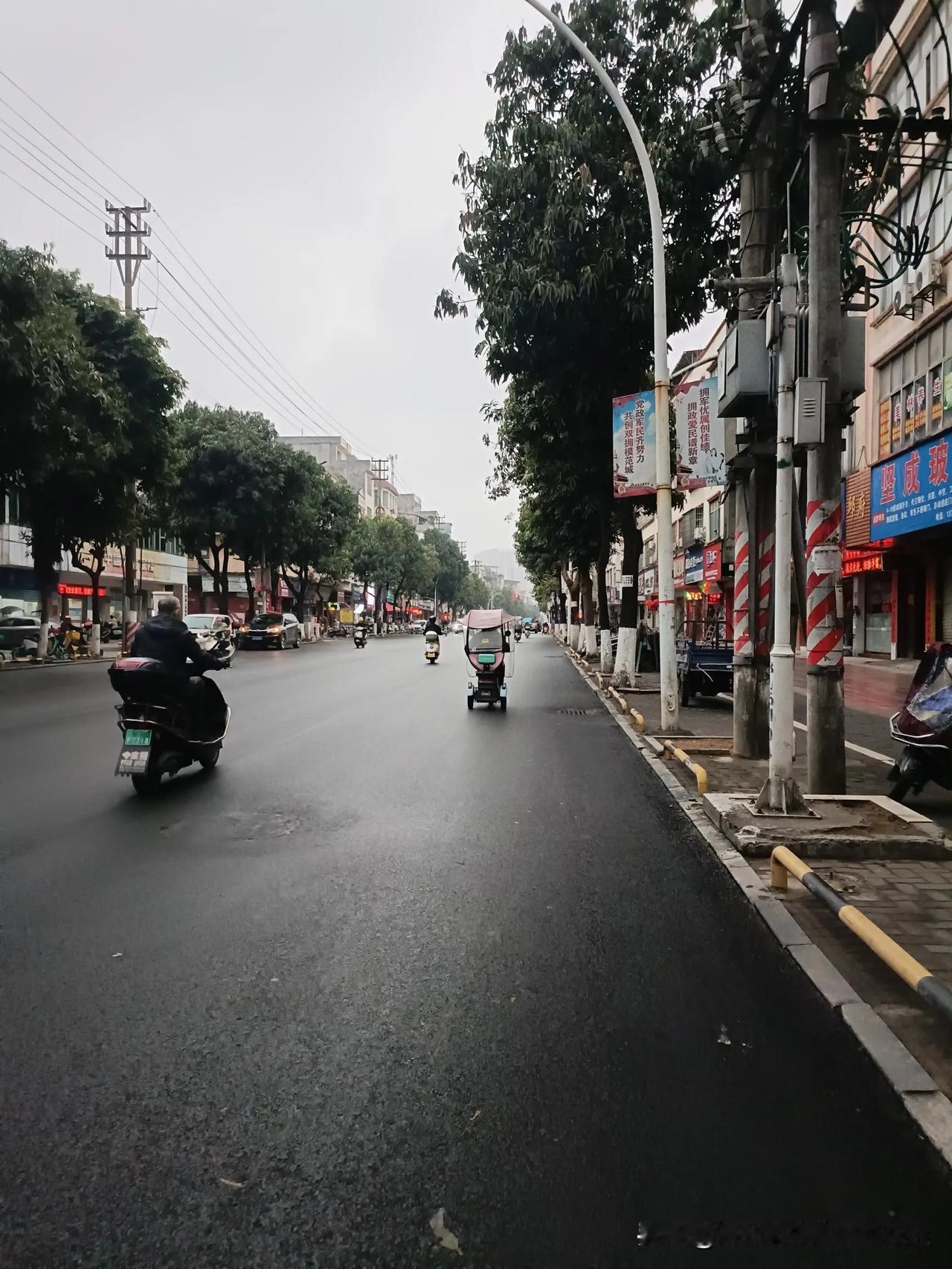 人工降雨，
桂平已经半年多没有一场正经的自然雨了，
全是人工雨，
还是人工毛毛雨