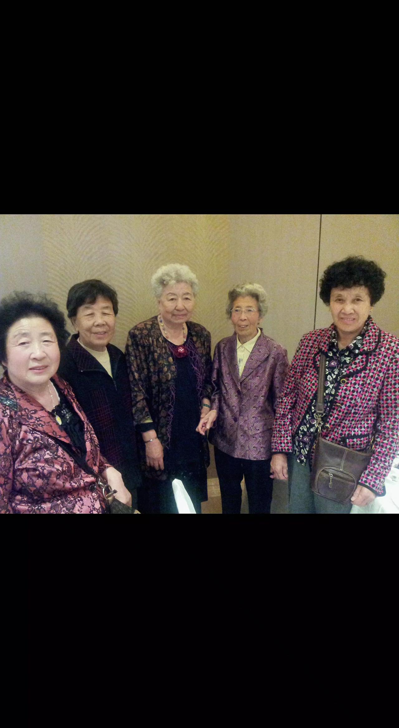 👵🏻银发染霜，笑纹里藏着旧时光✨。六十年同窗，一个眼神就懂当年的傻样～