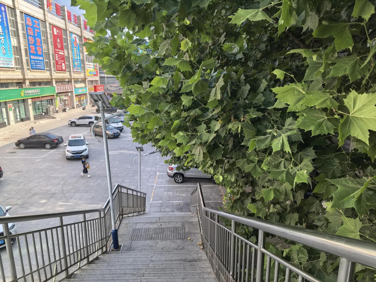 今天下午去汇金市场买菜，在经过地铁和平路站的时候，突然发现，这处楼梯适合打卡呀！