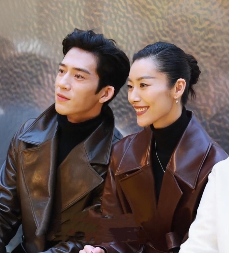 瞧这几乎一模一样的侧脸轮廓，“夫妻相”这个词仿佛是为他俩创造的！

自从陈伟霆和