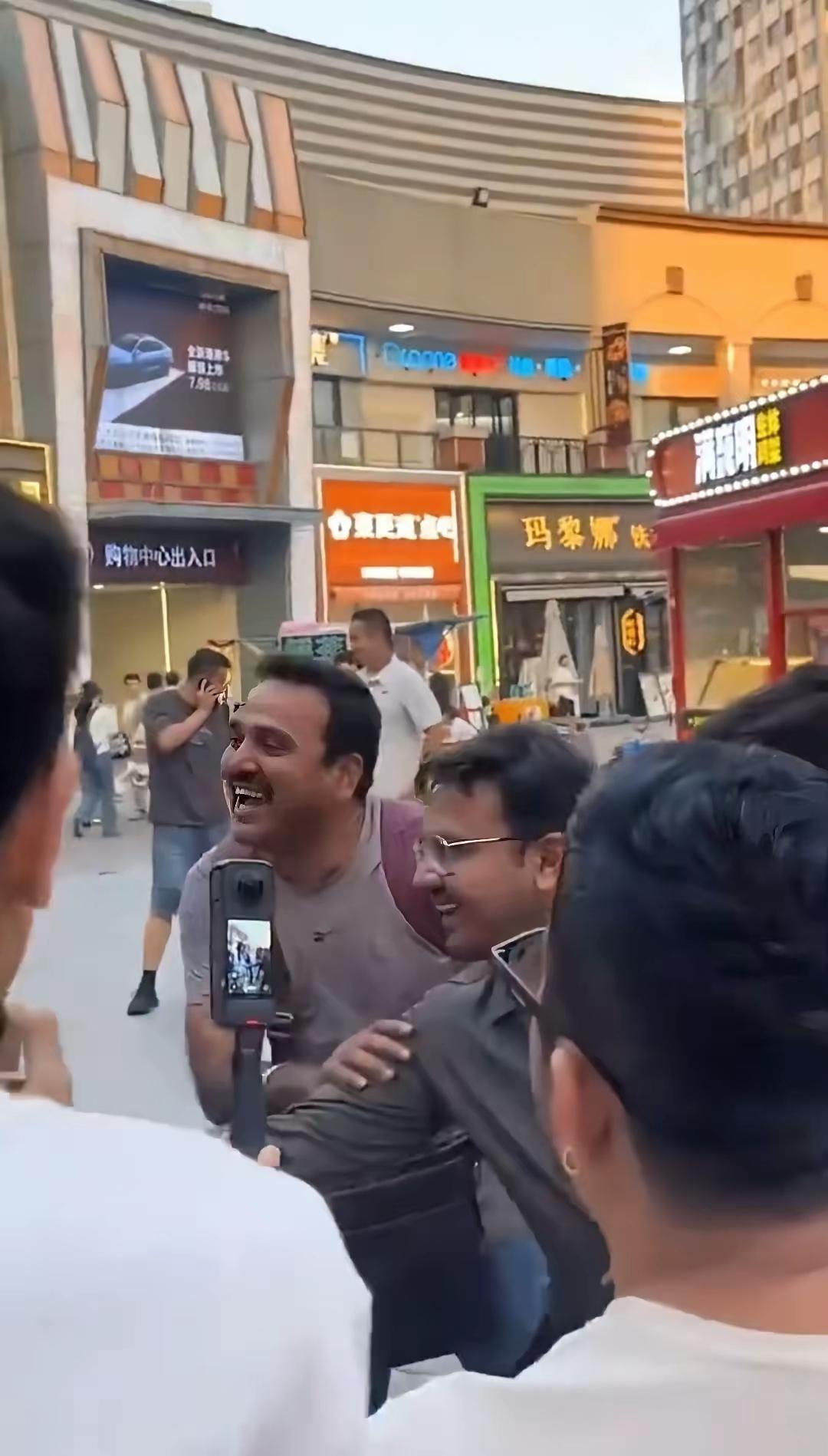 最近有印度人在中国步行街狂炫印度神曲，真把这儿当印度了，必须遣返！这不是文化交流
