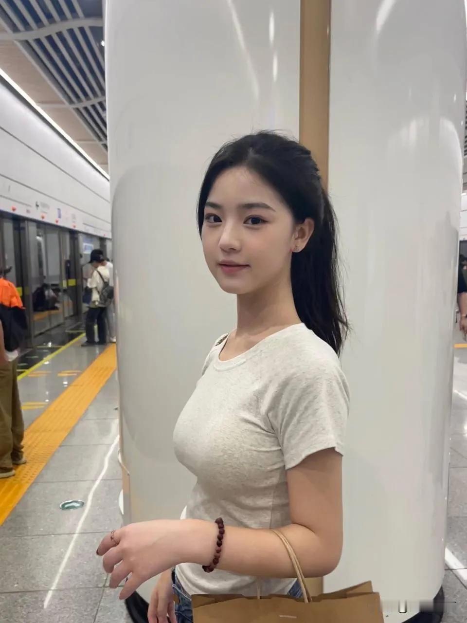 每天匆匆忙忙的通勤路上，偶尔也能遇到一抹清流。今天在地铁站看到这个女孩子，安安静