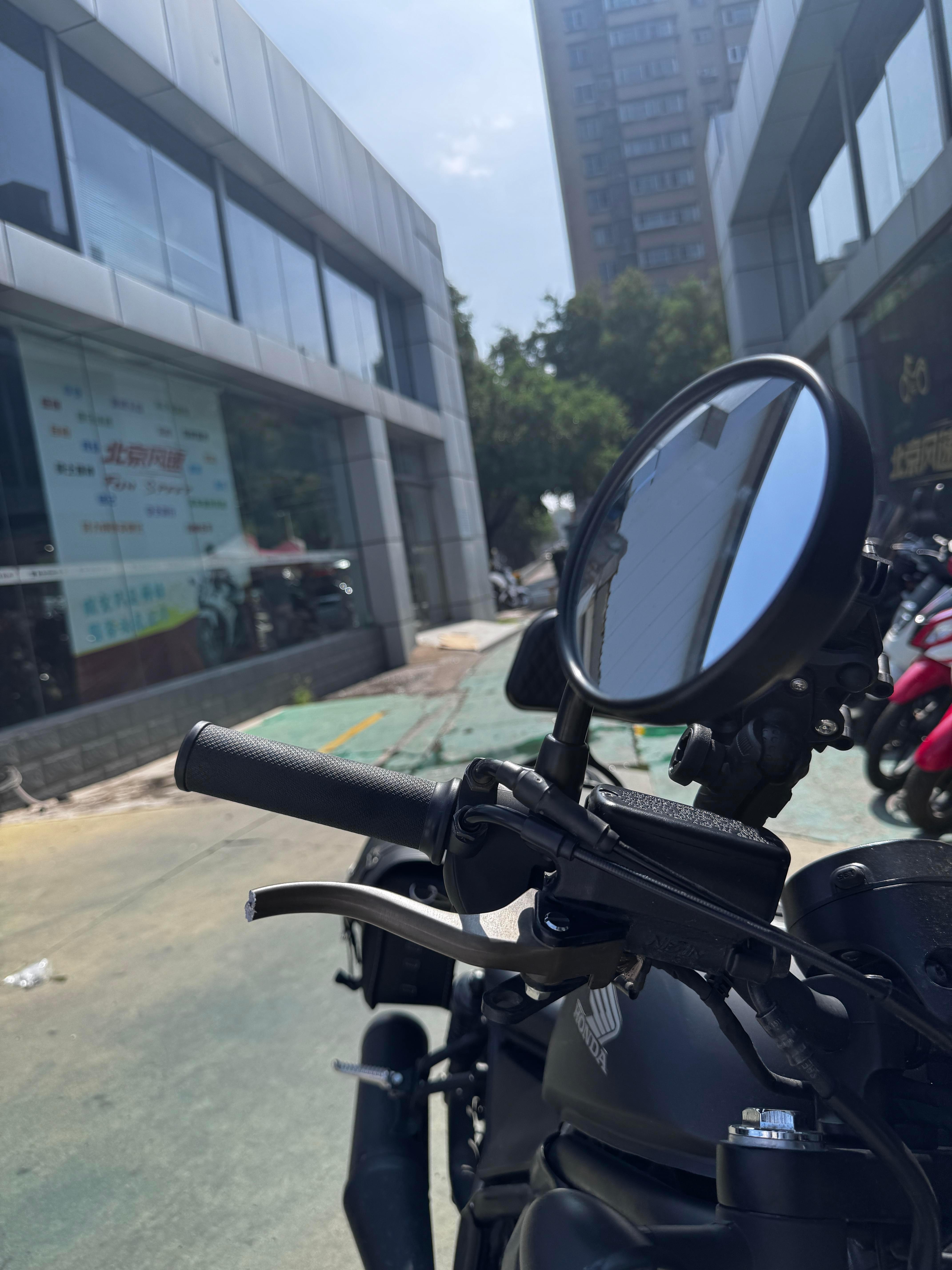 顶着巨热巨热的天，出来修我受伤的小摩托了[泪]昨晚健身完可能有点脱力，车歪了下意
