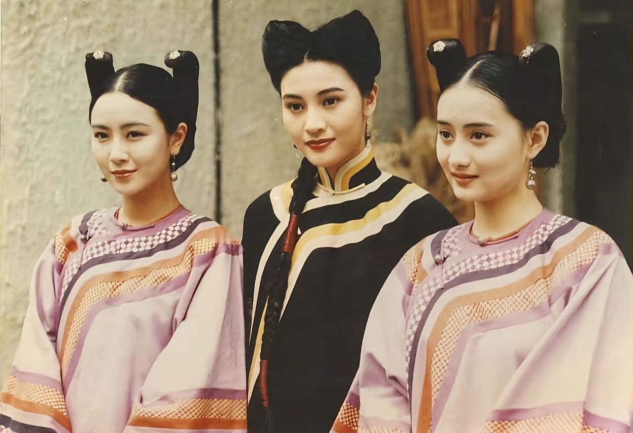 1992年，周星驰电影版《鹿鼎记2》里面的女明星，李嘉欣、陈德容、袁洁莹。

以