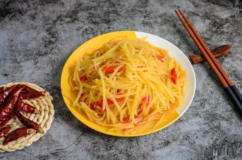一盘酸辣土豆丝，切得细细的，大火快炒出来脆生生的，放了点醋和干辣椒，酸酸辣辣特别