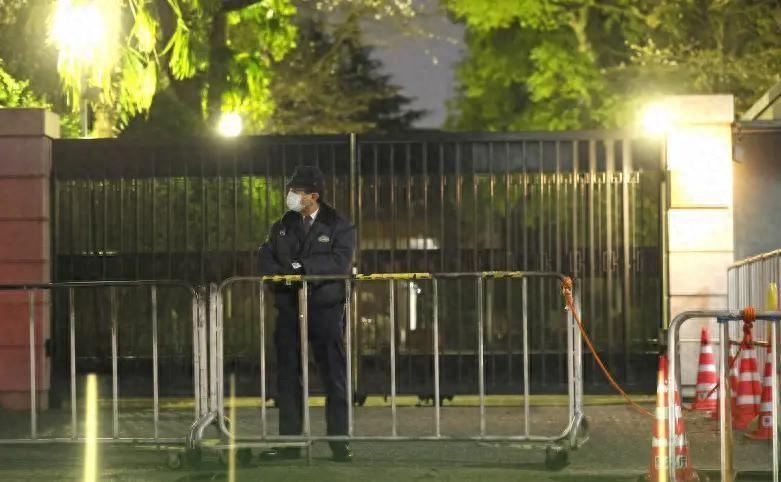 日本现役自卫队少尉竟然带刀强闯中国驻日使馆，甚至疯狂叫嚣一旦被拒就要当场切腹自尽