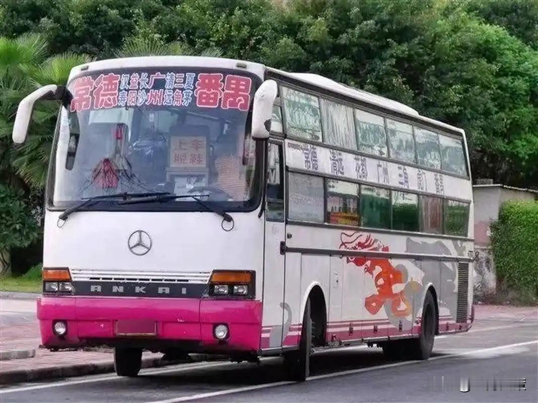 中国为什么要全面禁止卧铺大巴车？很简单，卧铺大巴车看似危险，实则一点也不安全，换