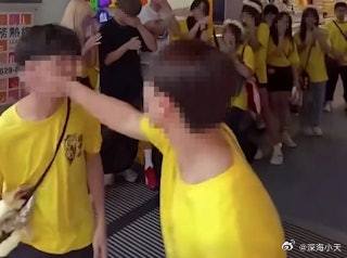 香港大学生迎新活动，红胸罩女被赤膊男公主抱香港01报道，香港各大学迎新营近年是非