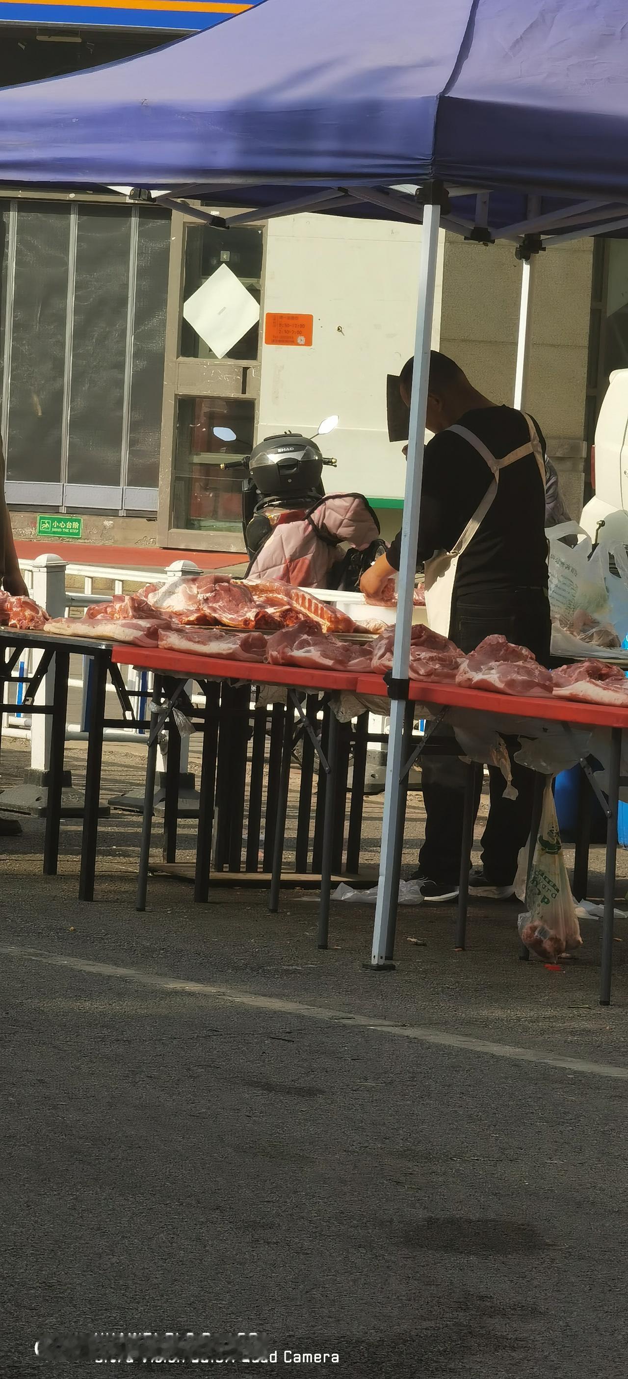 最近猪肉的价格简直跌到了谷底，小区底商的超市在门口支起了案板，猪肉5.9元一斤，