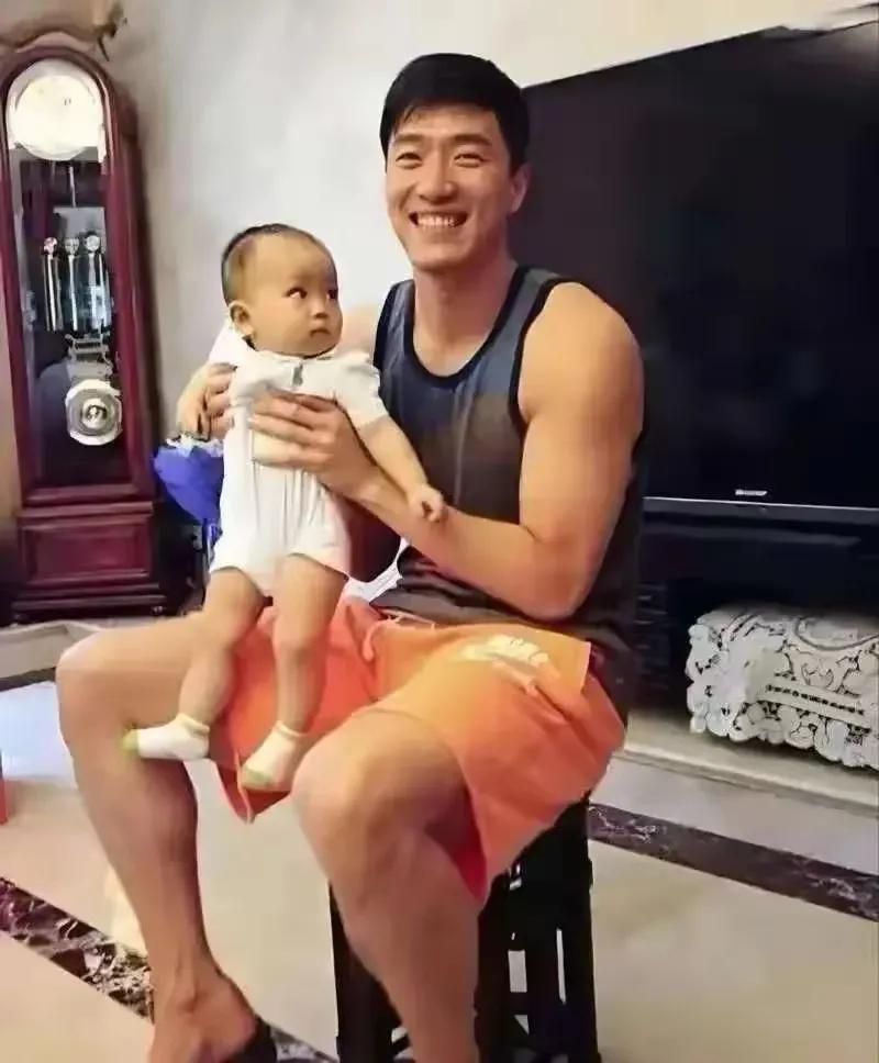 退役10年的刘翔，他把日子过成了老婆孩子热炕头！自从造娃成功之后，刘翔就开始履行