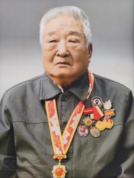 直到2024年，96岁的郝珍富离世后，学校整理档案，众人才猛然知晓，这位一辈子总