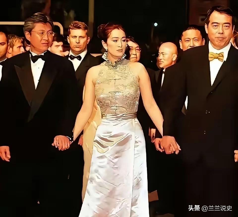 巩俐一手牵陈凯歌一手牵前夫黄和祥，戛纳红毯这一幕太经典

一张老照片，戛纳红毯上