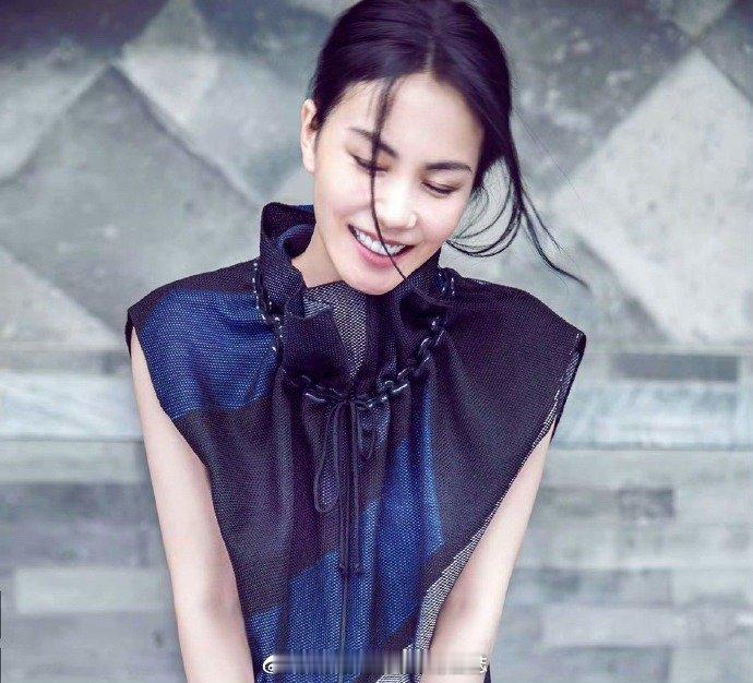 王菲曾找高人算过前世今生。前世王菲是任性而为的官宦家小姐，谢霆锋前世是将军。因为