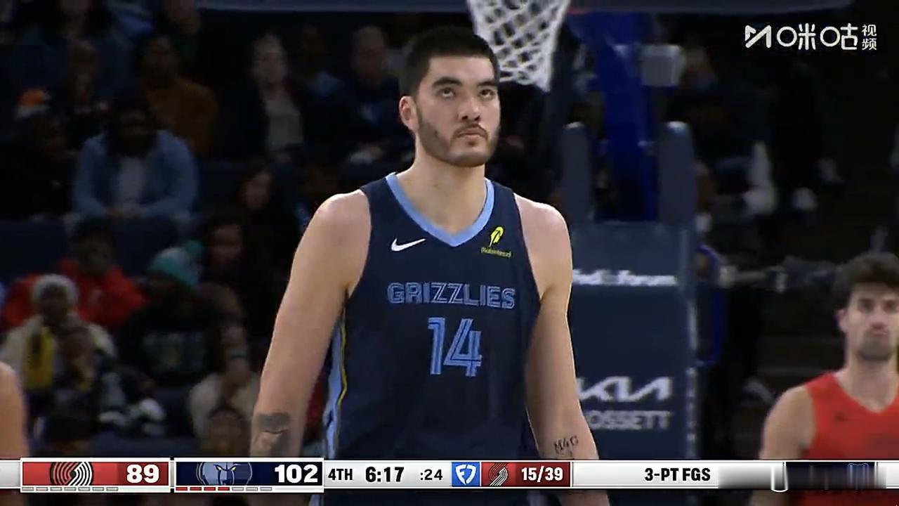 第四节最后六分钟，灰熊队扎克伊迪六犯离场

杨瀚森与伊迪的对抗一整场，杨瀚森身背