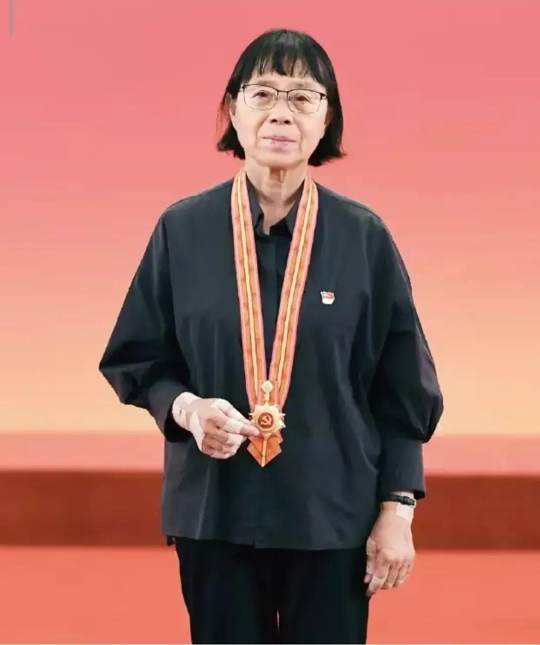 张桂梅老师深情回顾道，2008年学校初建时，有幸获得了市政府与县政府各赠予的百万