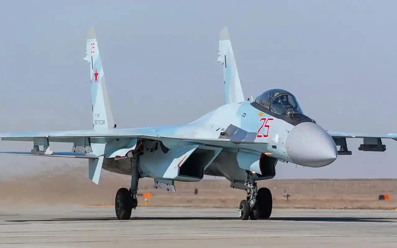 当一架涂着伊朗空军涂装的苏 - 35 重型战机，稳稳降落在哈马丹空军基地的跑道上